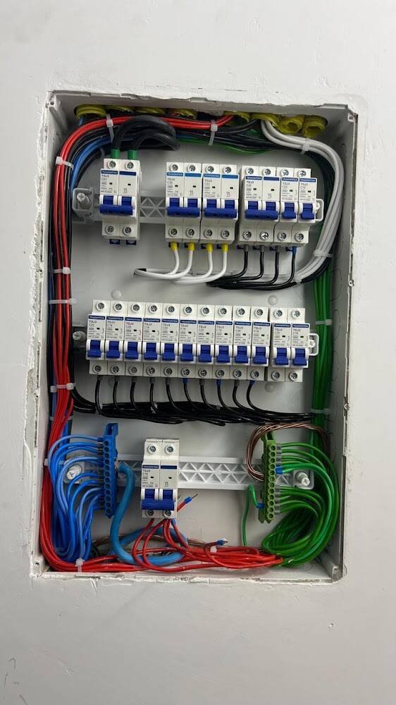 INOUT ENERG LTDA. Dir: Maycon eletricista – Eletricistas e Reformas em Janaúba